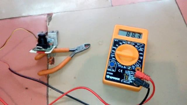 Проверка мини видеокамеры по влиянию видимых ей предметов на потребляемый ток смотреть онлайн