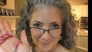 Как выглядит женщина, которая решила отрастить свои седые волосы и не красить их