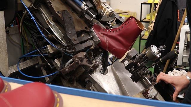 Dr Marten Factory Tour: How to make a pair of those famous YELLOW stitched boots смотреть онлайн