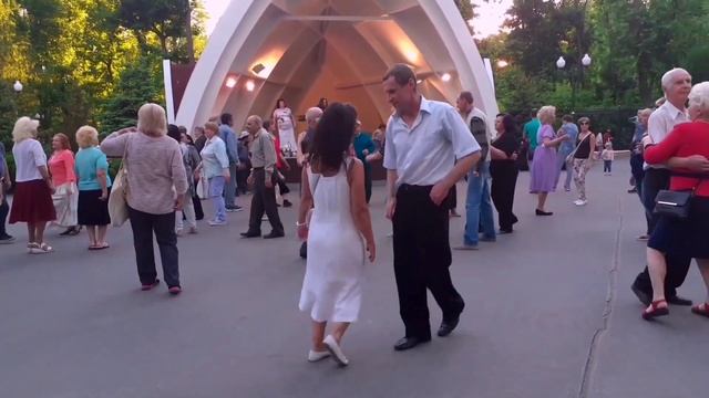 Я ДЛЯ ТЕБЯ ОДНОЙ ЖИВУ, ЛЮБОВЬ МОЯ! СЧАСТЛИВЫЕ МОМЕНТЫ ИЗ ПАРКА ГОРЬКОГО ХАРЬКОВ ТАНЦЫ смотреть онлайн
