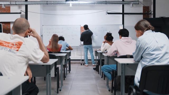 ВСЕ СОСЕДИ СМЕЯЛИСЬ НАД НИМ, КОГДА ОН ПОСТРОИЛ ЭТО ВОКРУГ СВОЕГО ДОМА, НО ПОТОМ ОНИ ПОЖАЛЕЛИ ОБ ЭТО смотреть онлайн