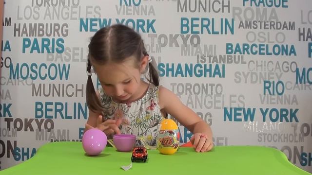 Сюрприз машинки. Открываем яйца с игрушками || Surprise eggs with toy cars смотреть онлайн