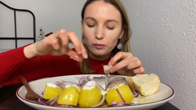 МУКБАНГ СКУМБРИЯ С КАРТОШКОЙ | ВЕТРЯНКА смотреть онлайн