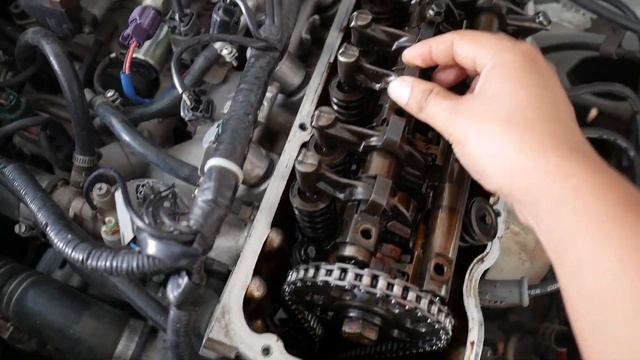 Falló un balancín, ruido y golpes en la cabeza del motor смотреть онлайн