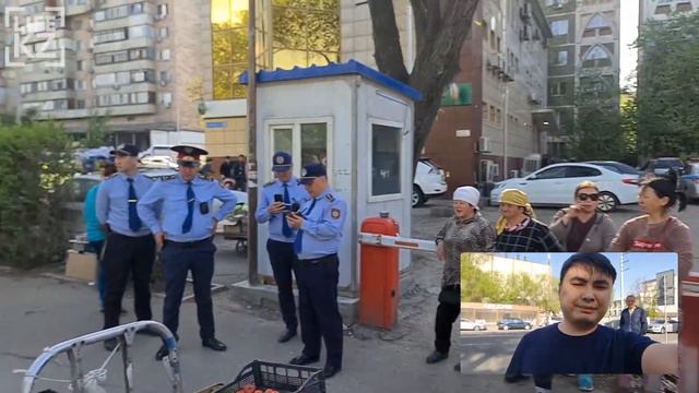 В Алматы ПОЛИЦИЯ ЖЕСТКО РАЗГОНЯЕТ стихийных торговцев смотреть онлайн