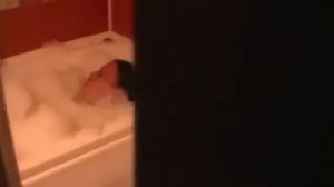 Подглядывает за мамкой