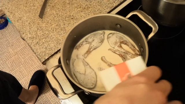 Форель в сливочном соусе с хрустящей морковью и красной икрой. смотреть онлайн