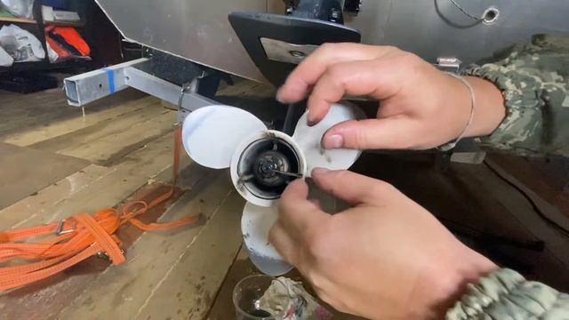 Как менять масло в редукторе лодочного мотора Yamaha 9.9 !! ПОДПИШИСЬ !! смотреть онлайн