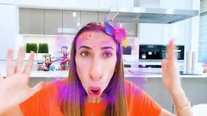 Влад и Никита веселятся и играют с волшебными масками