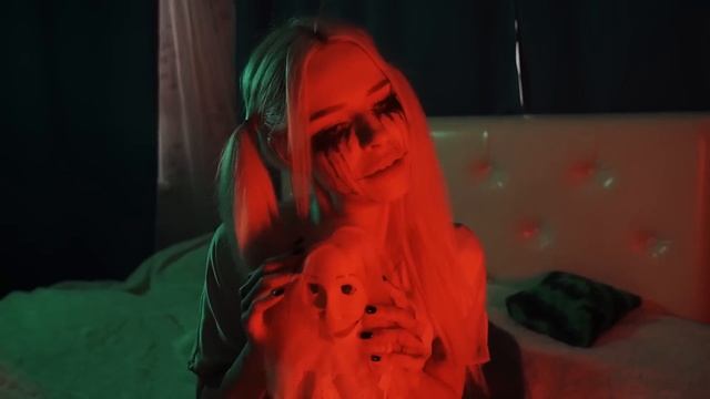 МНЕ УГРОЖАЕТ ПРОКЛЯТАЯ КУКЛА ! смотреть онлайн