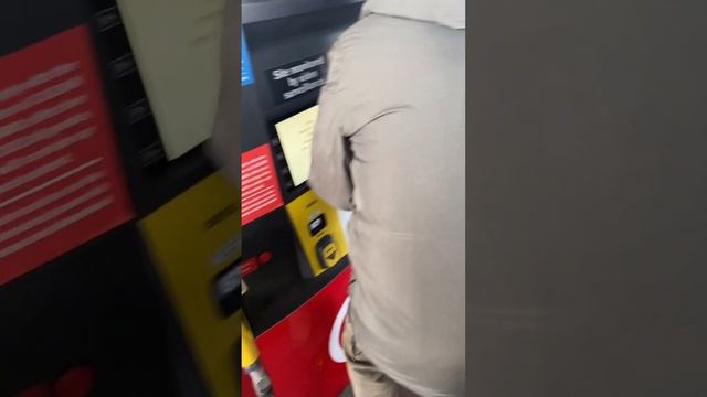 Как заправить машину в Канаде. Цены на топливо #canada #gasolina #gasoline #car смотреть онлайн