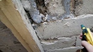 Грунтовка швов между кирпичами, перед замазкой