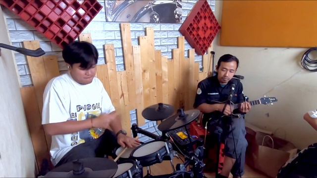 Bon Jovi - You give love a bad name (versi ukulele) ft @UKEBASQUAD смотреть онлайн