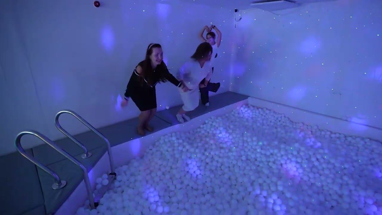 WHITE ROOM
