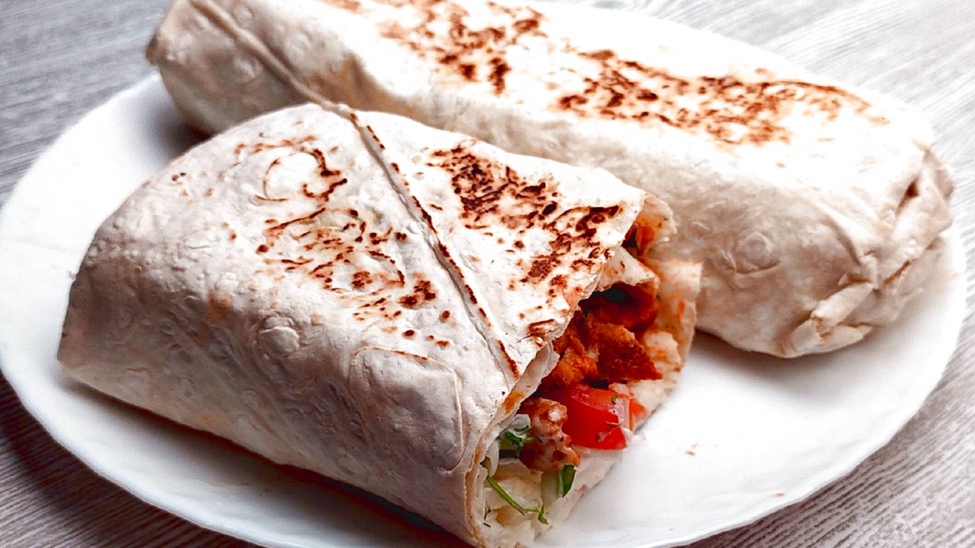 Попробуйте приготовить шаурму по данному рецепту и вы больше не захотите покупать ее в ларьке! смотреть онлайн