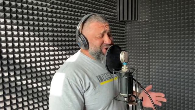 Максюта поет 