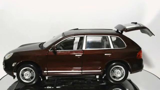 Porsche Cayenne Escala 1/18