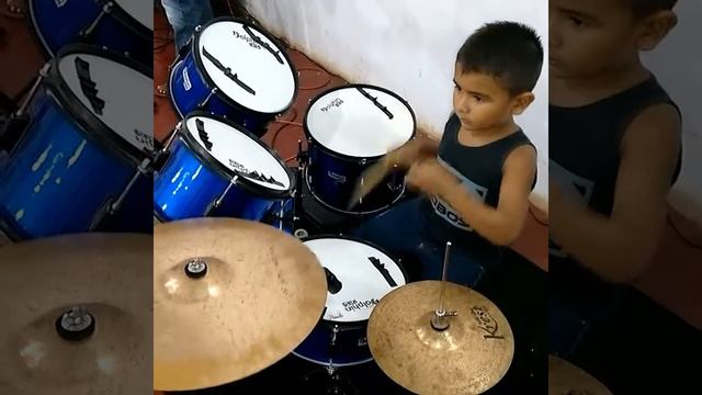 O hino Fernandinho na bateria por Emanuel no Aviva jovem Paz смотреть онлайн