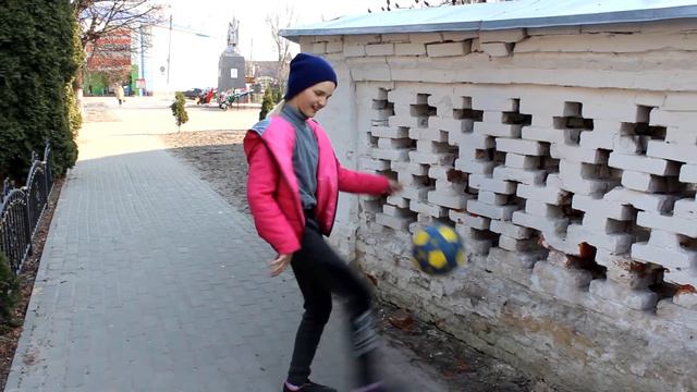 Почепская пятиклассница чеканит мяч, 2019 год смотреть онлайн