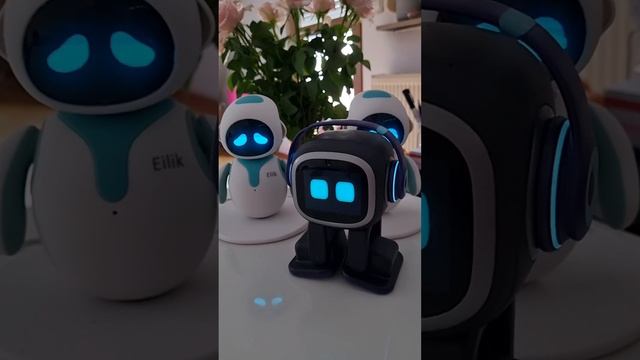 Emo Robot ? Posing #emorobot #livingai #emo#funny #eilik #eilikrobot #???❤️???#friendship #friends