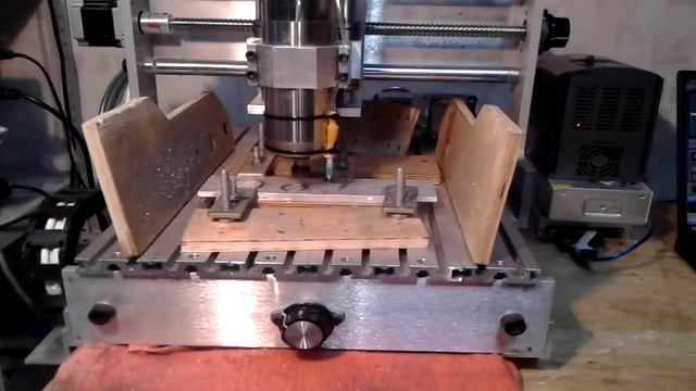 Как организовать подачу жидкости в зону реза при фрезеровке дюрали на чпу от Чпу Моделист. смотреть онлайн