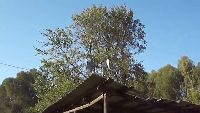 Самодельный мини ветрогенератор || [1] Ветрячок из хлама смотреть онлайн