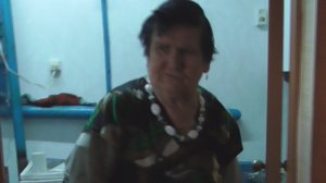 Баба наливает воду в бутылки