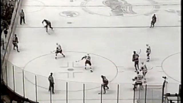 Niklas Lidstrom beats Vladimir Malakhov and scores a beautiful goal vs Canadiens (1999) смотреть онлайн