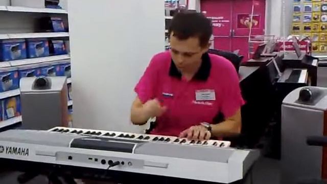Продавец, играющий на синтезаторе