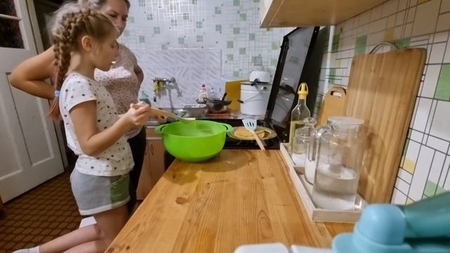 Первый раз печет блины ?