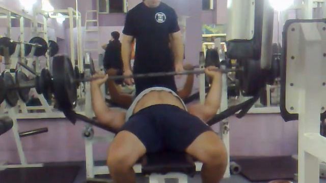 Жим лежа с резиной на БМВ Наумов Александр 130 кг. смотреть онлайн