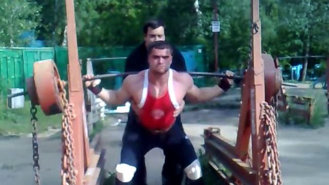 Мой первый рабочий подход в приседаниях с 200 кг! 2010 г. с\в 112 кг. смотреть онлайн
