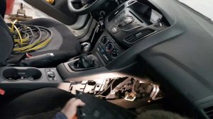 Снимаем накладку на центральную консоль со стороны пассажира Focus 3