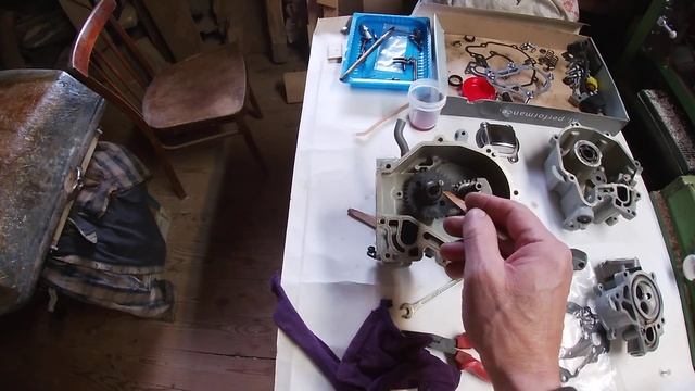 Сборка лодочного мотора Suzuki DF2,5 Видео 5 - Совмещение меток на коленвале и распредвале. смотреть онлайн