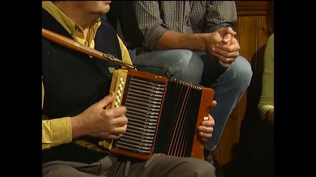 Denis Doody as Sliabh Luachra | Tigh Dolan, Luimneach | Geantraí na Nollag 1999 | TG4 смотреть онлайн