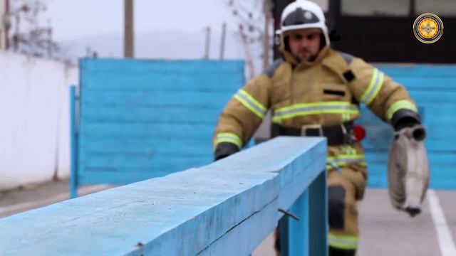 Сотрудники МЧС сдают ежеквартальные зачеты по физподготовке смотреть онлайн