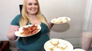 ДЕВУШКА ЗАРАБАТЫВАЕТ ТОЛСТЕЯ