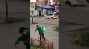 Курьер утонул. Ливень