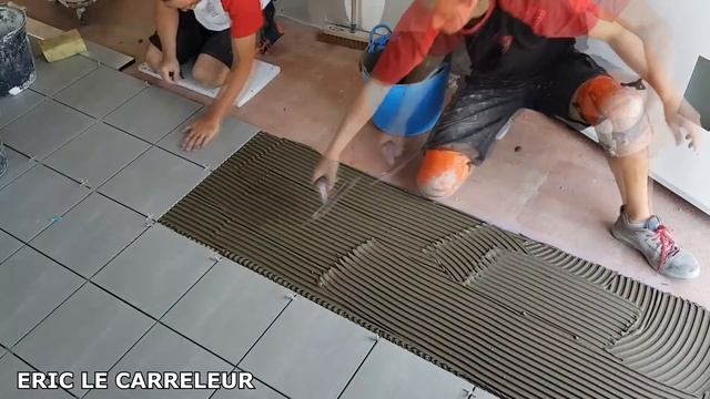 Comment POSER DU CARRELAGE au sol.Technique, Conseils et Astuces !! смотреть онлайн