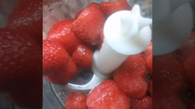 Творожный десерт с клубничной начинкой / Curd dessert with strawberry filling смотреть онлайн