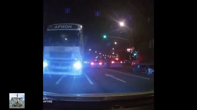 ФУРА ЕДЕТ ПО ВСТРЕЧКУ? THE TRUCK GOES ON THE ONCOMING LANE? смотреть онлайн