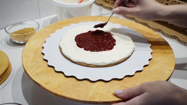 МАЛИНОВЫЙ ДЖЕМ за 10 минут + СБОРКА ТОРТА!?Ягодная начинка для торта? смотреть онлайн