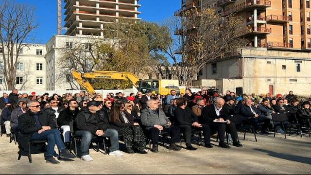 Nga Robert Ndrenika e Tinka Kurti, aktorët që marrin pjesë në ceremoninë e punimeve e Teatrit të R смотреть онлайн