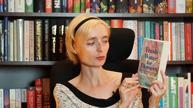 "Życie Violette" i "Księga Cmentarna", niesamowite historie wprost z cmentarza na słotną jesień смотреть онлайн