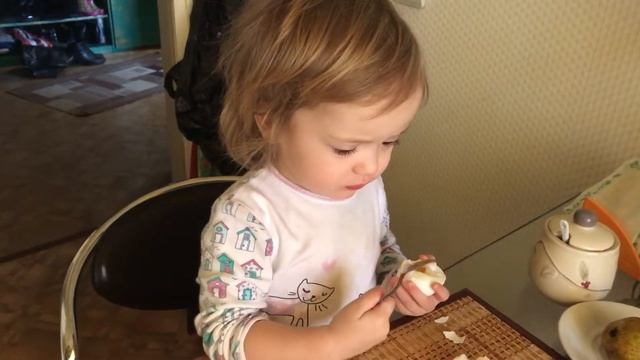 ребенок кушает яйцо!) смотреть онлайн