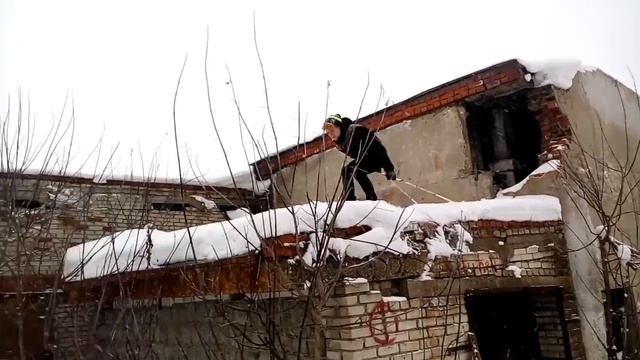 ПРЫГНУЛ НА ЛЫЖАХ С КРЫШИ! смотреть онлайн