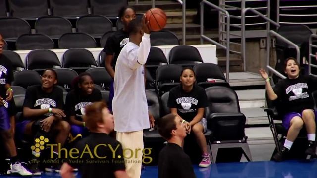 (Celebrity) (NBA) (Basketball) - Juaquin Hawkins Shows Kids Basketball Camp смотреть онлайн