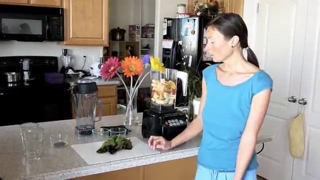 Making a Green Smoothie with the Omni V 3HP Blender смотреть онлайн