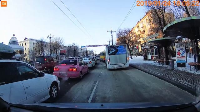 Белая тойота калдина, обьехал пробку