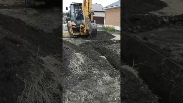 Копаем траншею под фундамент банного комплекса экскаватором. смотреть онлайн